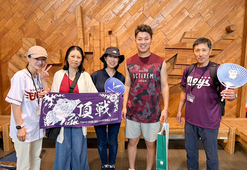 明大ＯＢ、東北楽天ゴールデンイーグルス選手に差入れしました